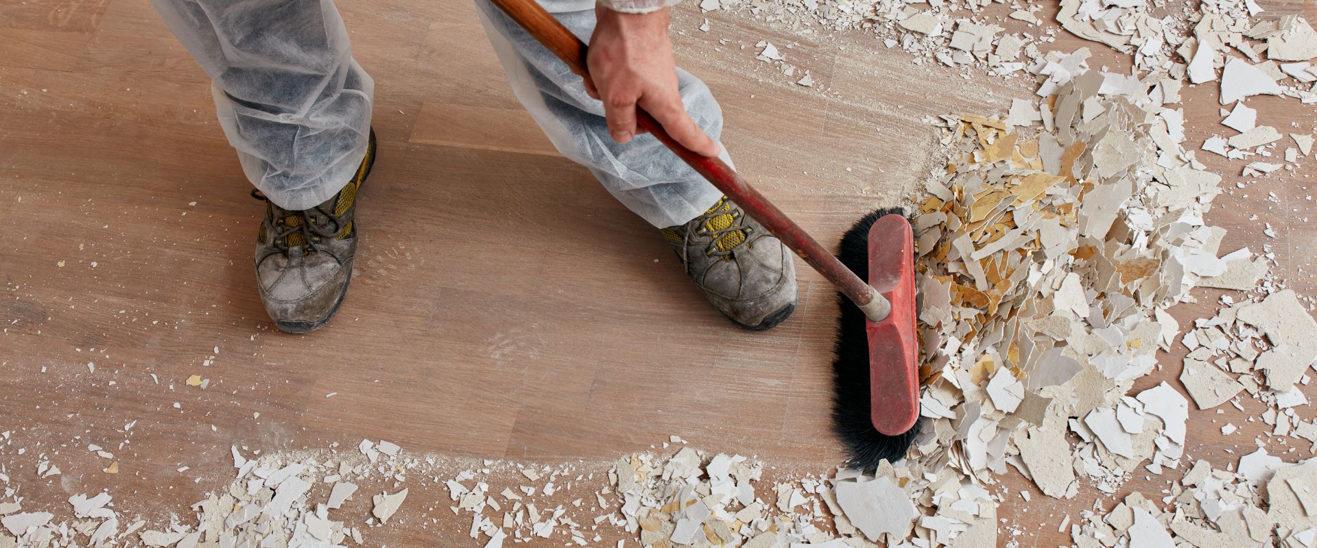 Reinigungsteam bei der Bauendreinigung eines Neubaus